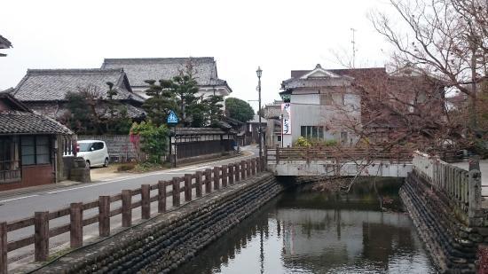 白壁土蔵造りの町並み